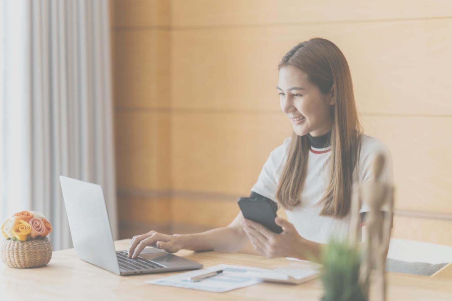 Étudiant présentant son projet d'analyse SEO devant un écran