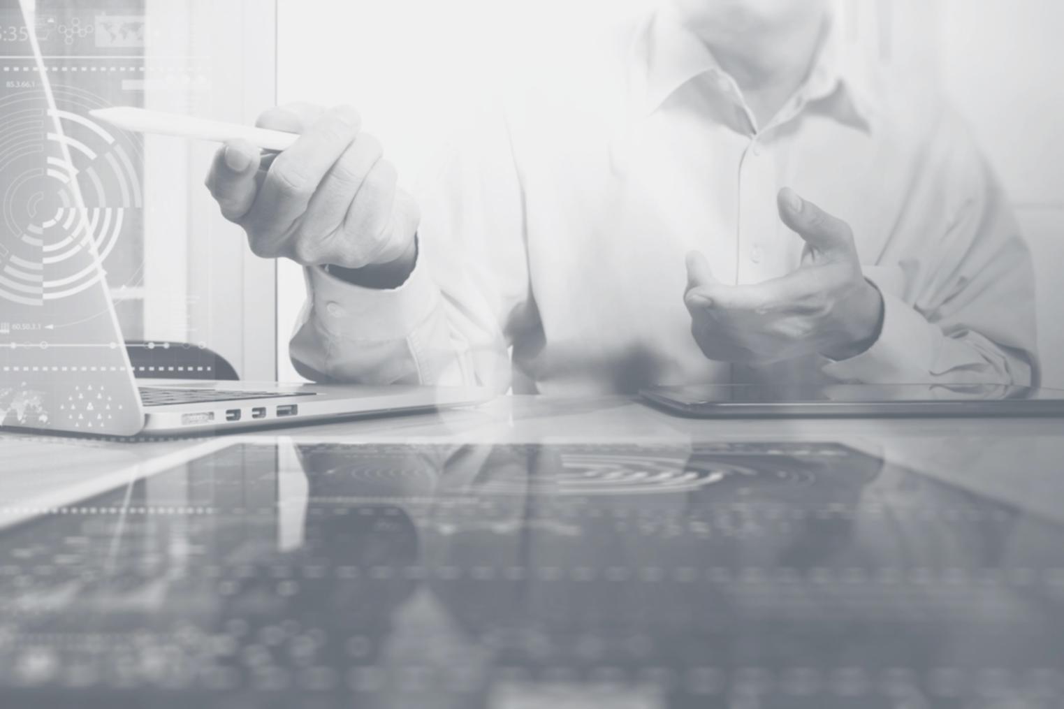 Équipe en formation pratique sur l'analyse de données SEO