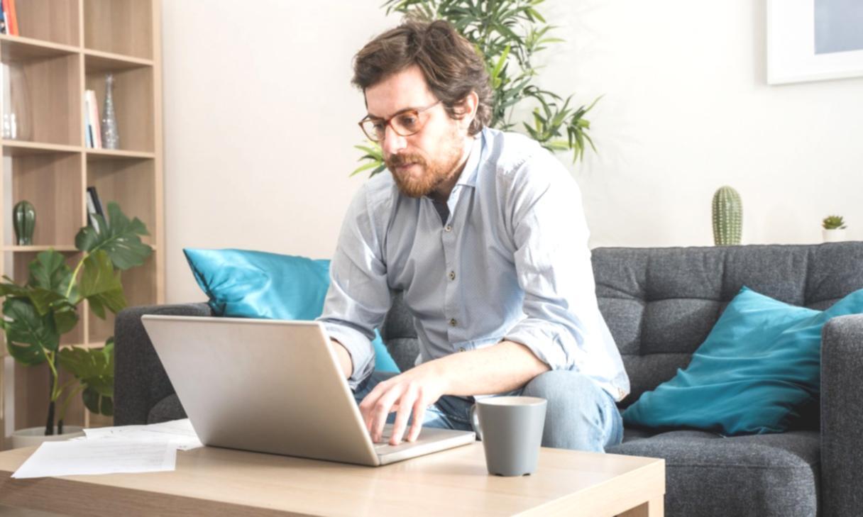 Étudiants internationaux travaillant sur des projets d'analytique web